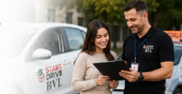 Instructor auto explicând traseul